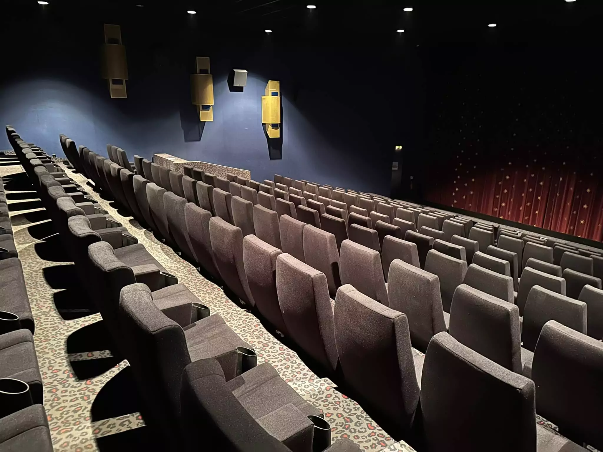 Sinema Koltuklarında Ergonomi ve Dayanıklılık